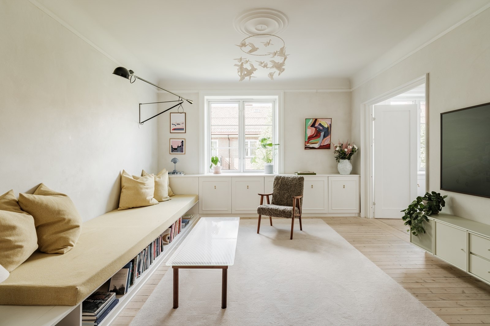 Lys og hyggelig stue med god plass til stor sofagruppe, hyller og TV-møblement. Galleribilde