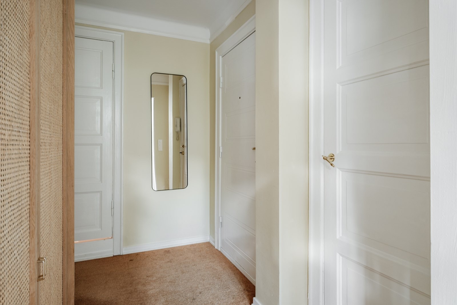 Yttergang med inngang til bad, kjøkken, hall og soverom II. Galleribilde