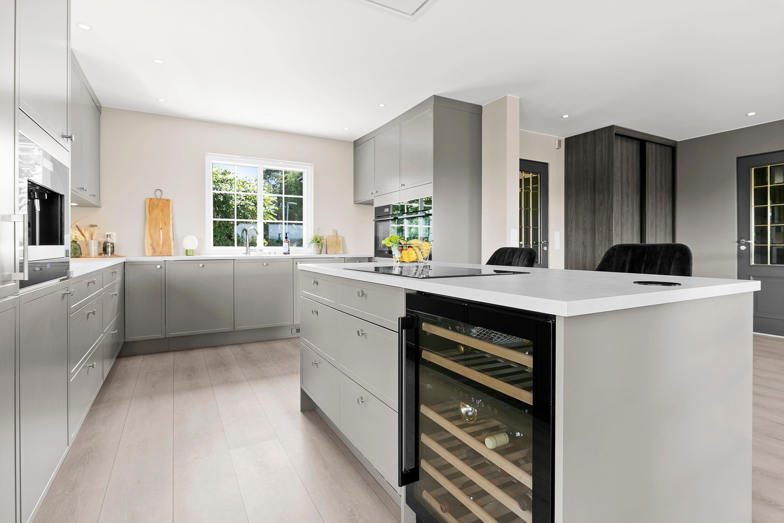 Åpen kjøkkenløsning gir en sosial sone hvor venner og familie kan samles Galleribilde