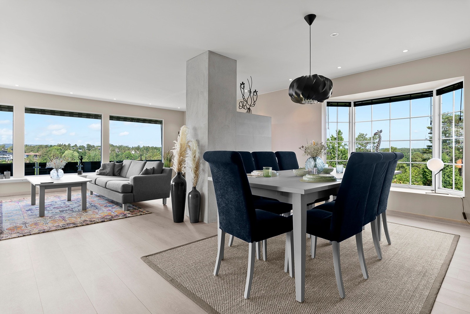 Spisestue med gode vindusflater som gir godt med lys Galleribilde