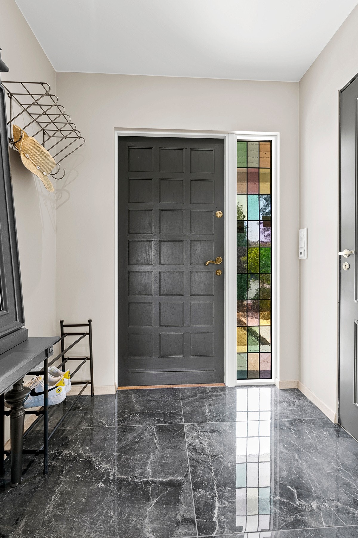 Praktisk entré pusset opp i 2023 med fliser på gulv Galleribilde