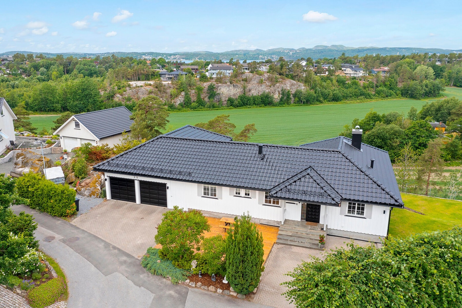 Boligen har en dobbel-garasje på 31 kvm Galleribilde