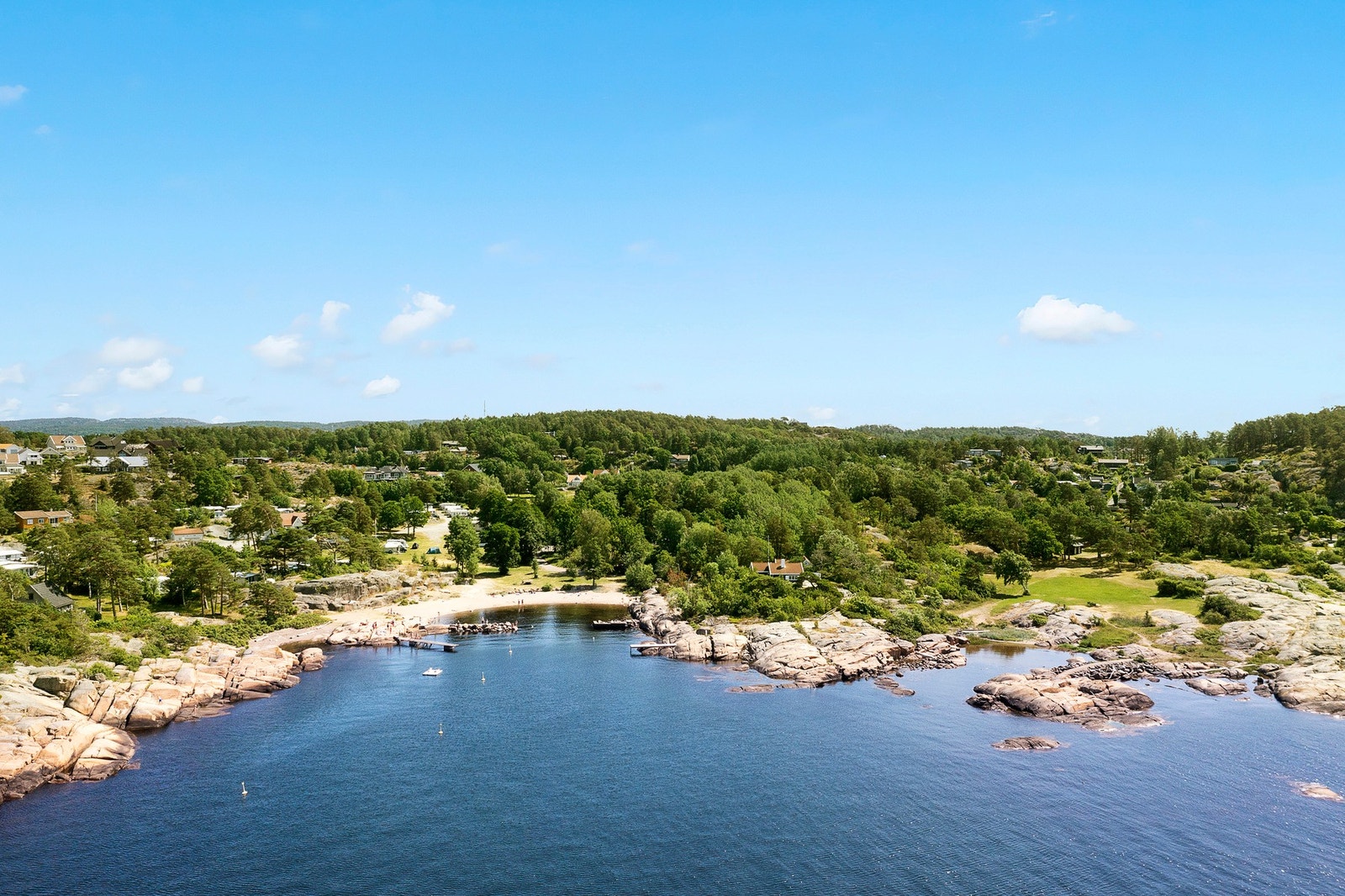 Oppgradert enebolig på stor tomt med svært gode sol og utsiktsforhold Galleribilde