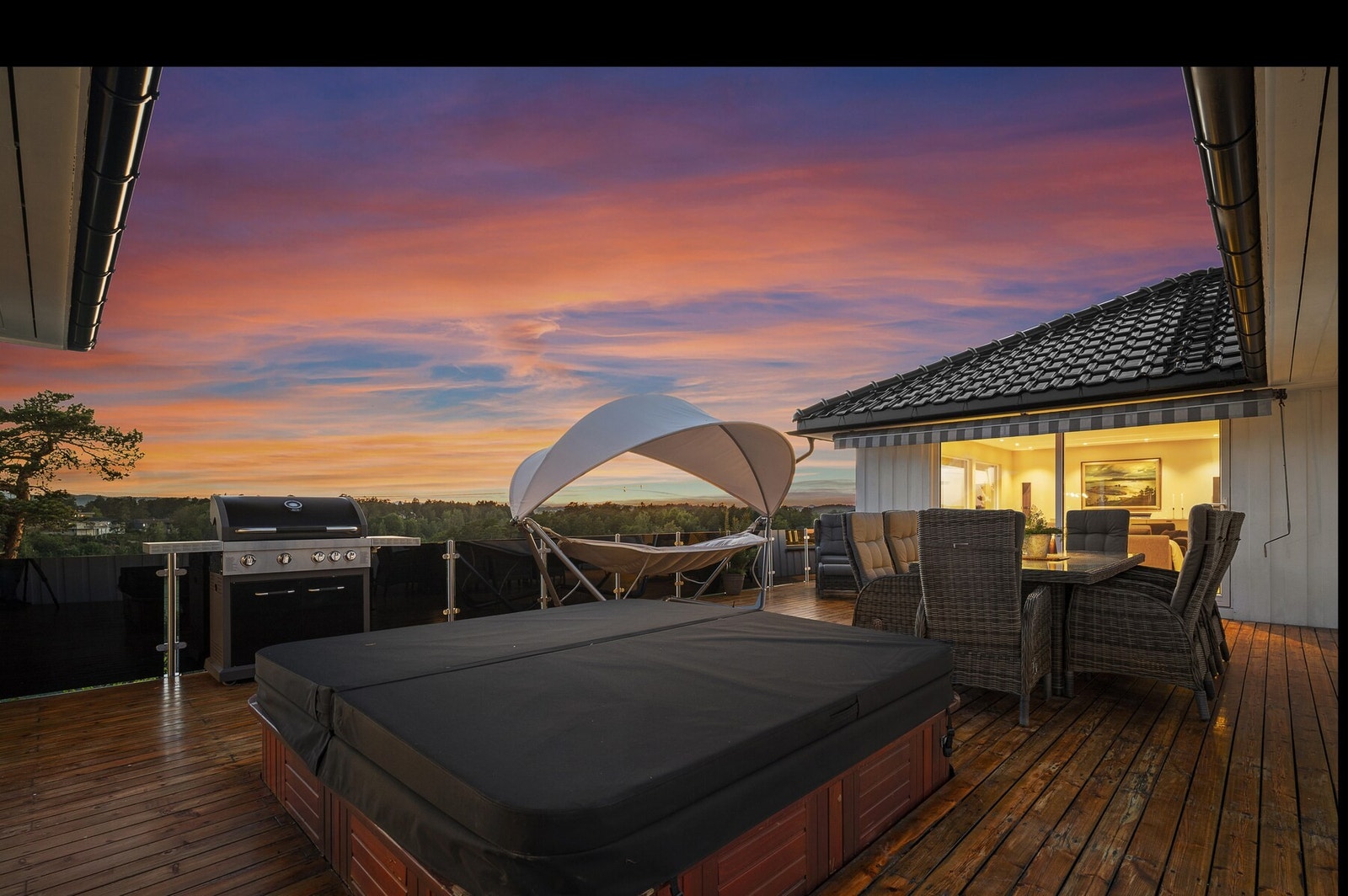 Uteplassen er en sosial sone med gode sol og utsiktsforhold Galleribilde