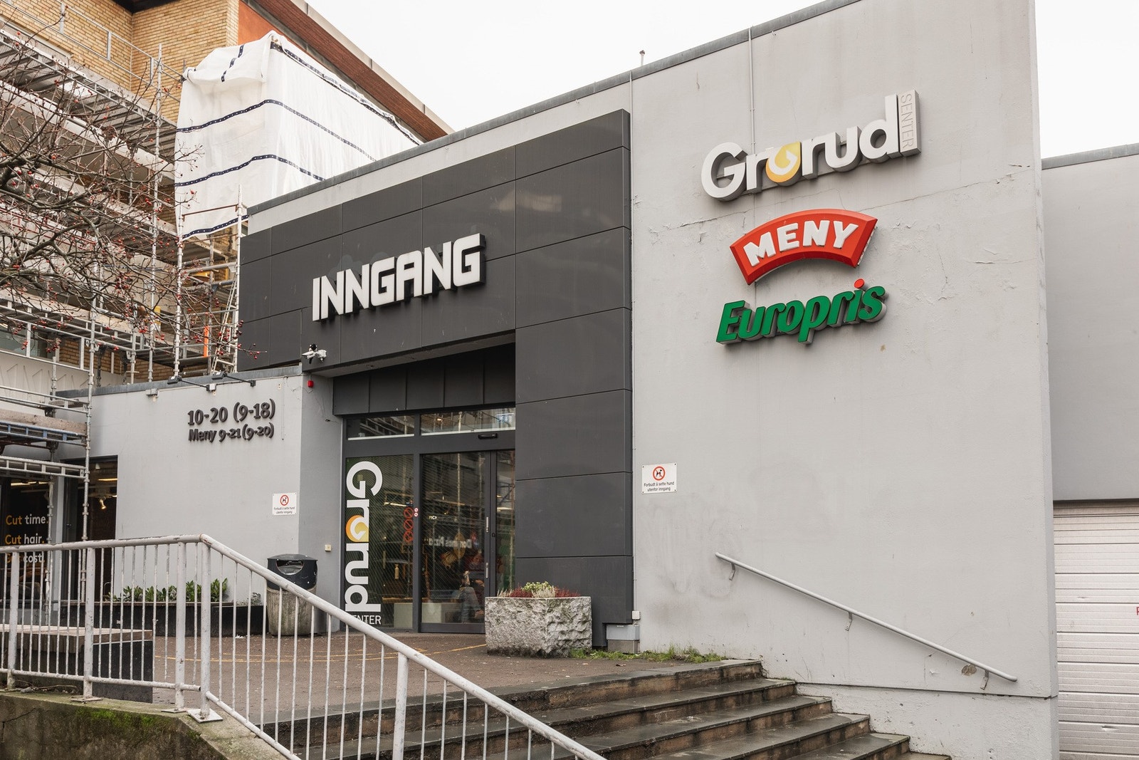 3-4 minutters gange til Grorud T-banestasjonen og Grorud senter fra boligen. Galleribilde