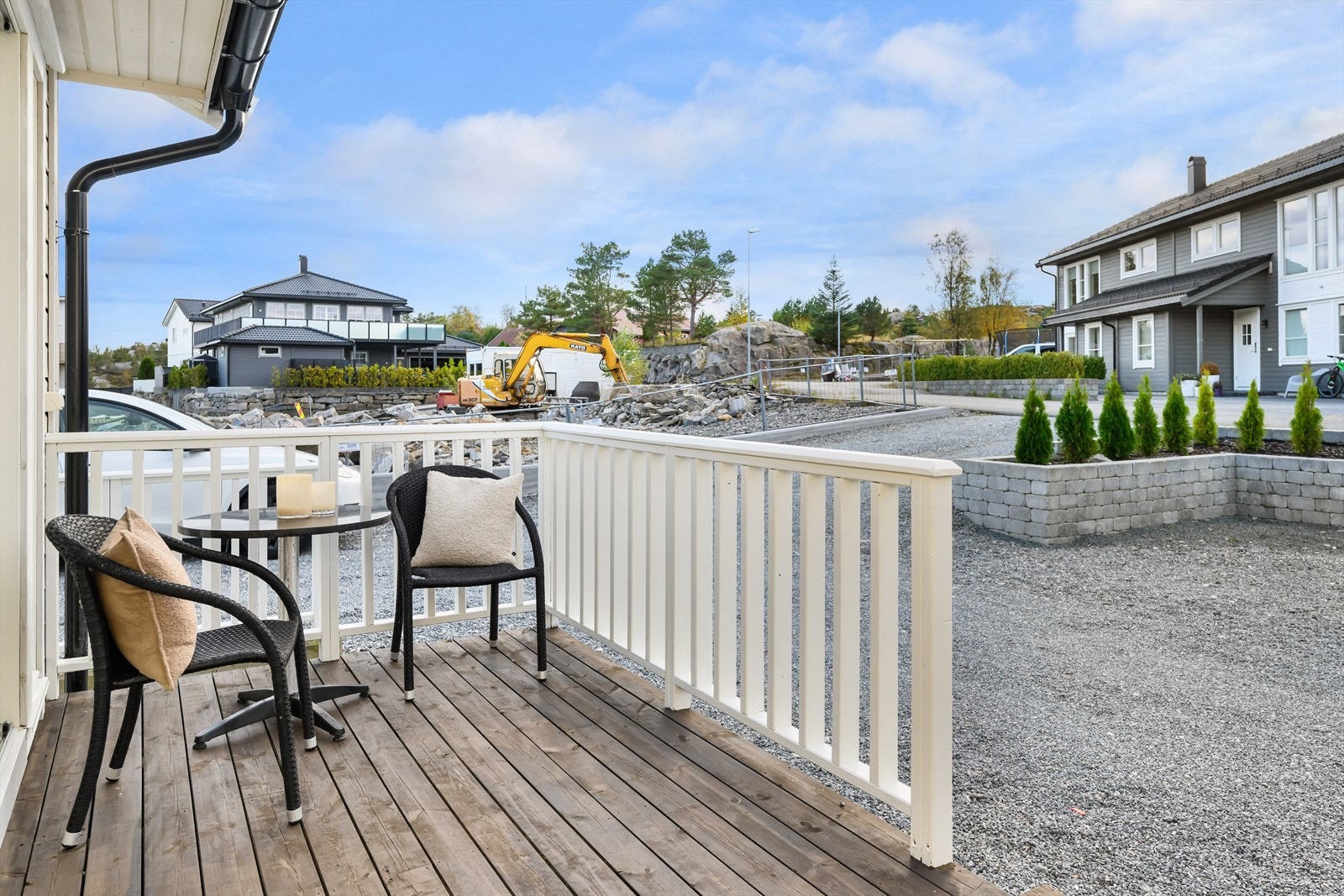Solrik terrasse med utsikt over nærområdet. Galleribilde