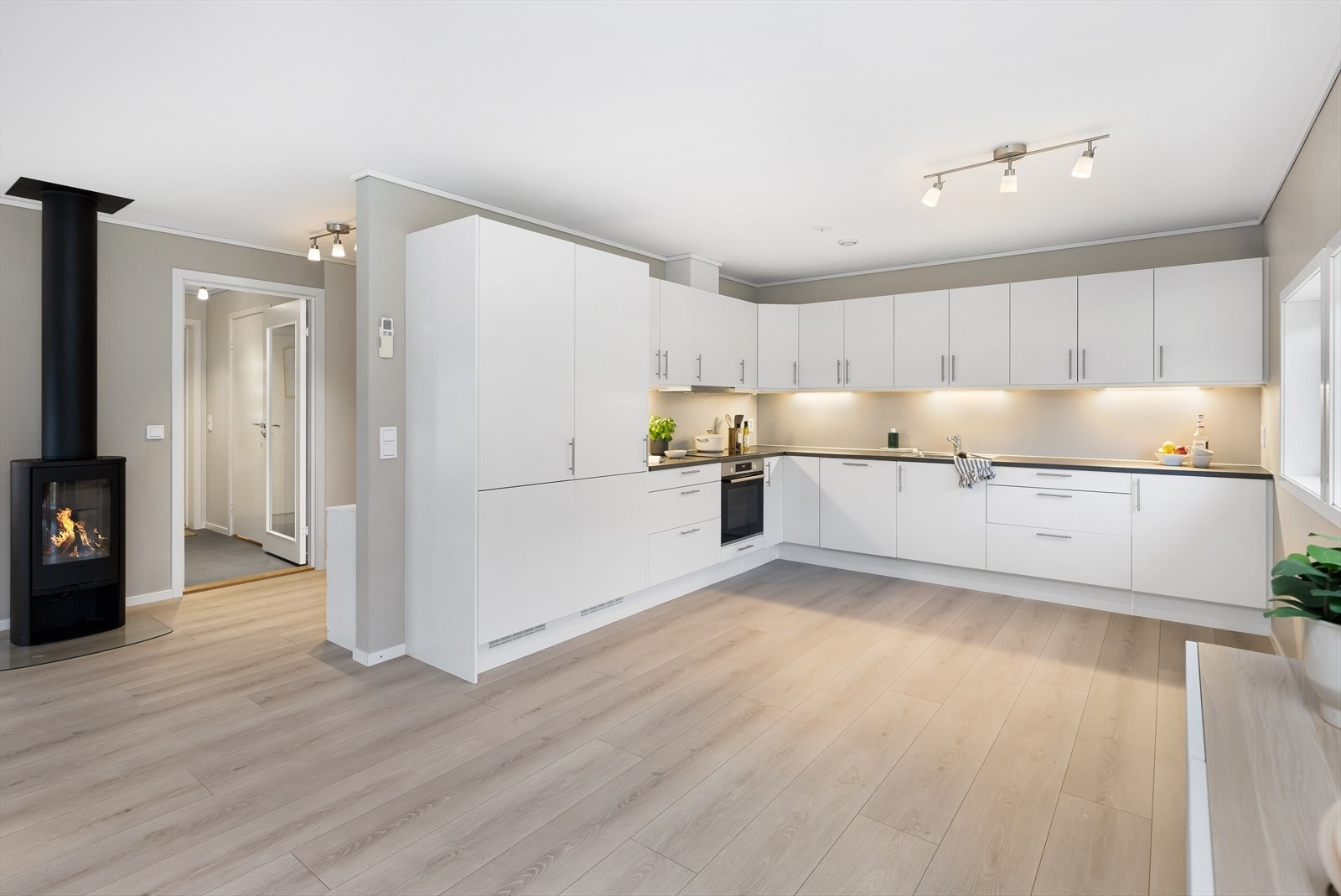 Kjøkkendelen er stor, romslig og har rikelig med både benkeplass og oppbevaringsplass. Galleribilde