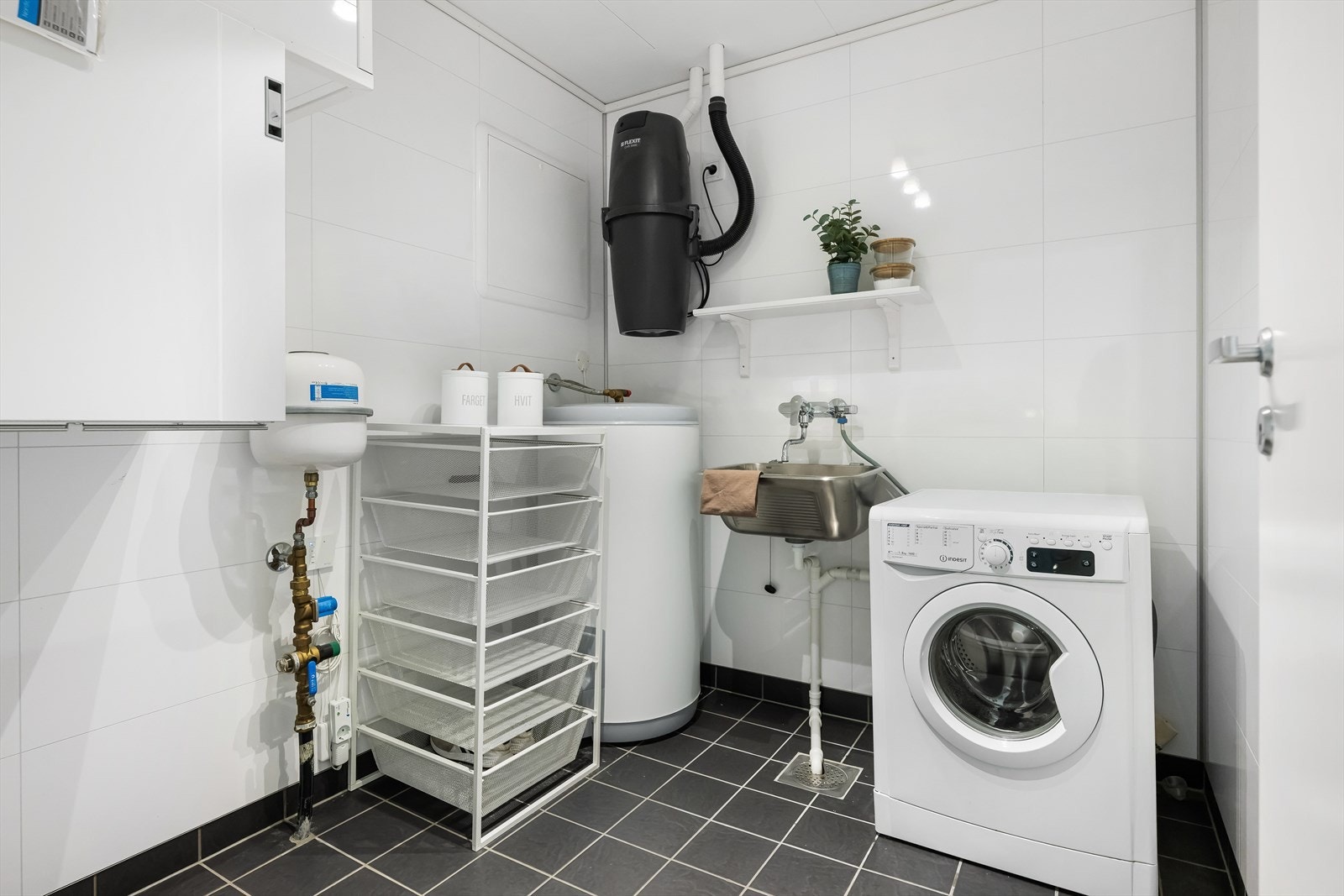 På vaskerommet er den balanserte ventilasjonen, varmtvannstanken, vannskapet og sentralstøvsugeren plassert. Det er også blitt god plass til vaskemaskin og skyllekar. Galleribilde