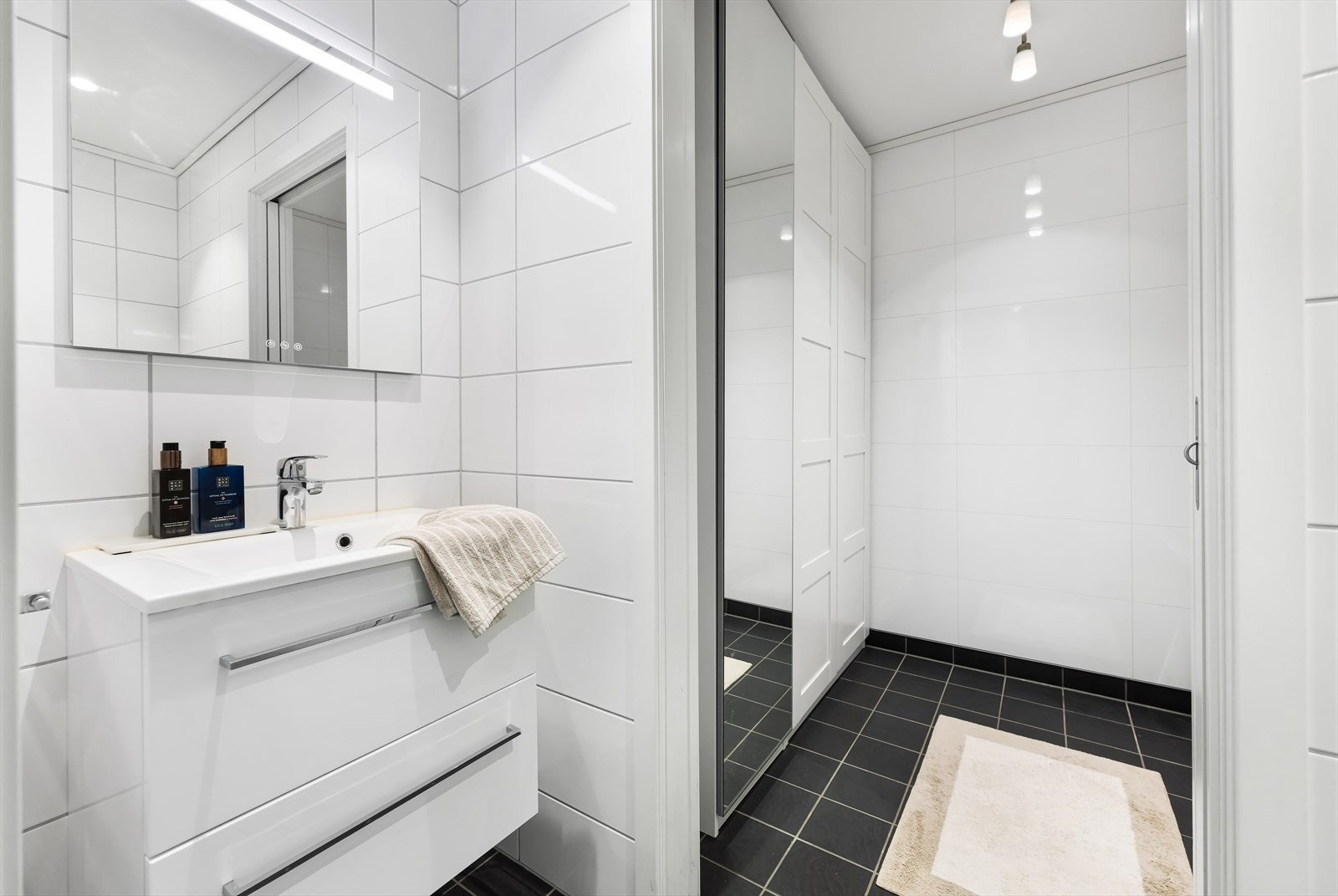 Toalettrommet og etasjens bad er plassert med inngang fra entreen. Galleribilde