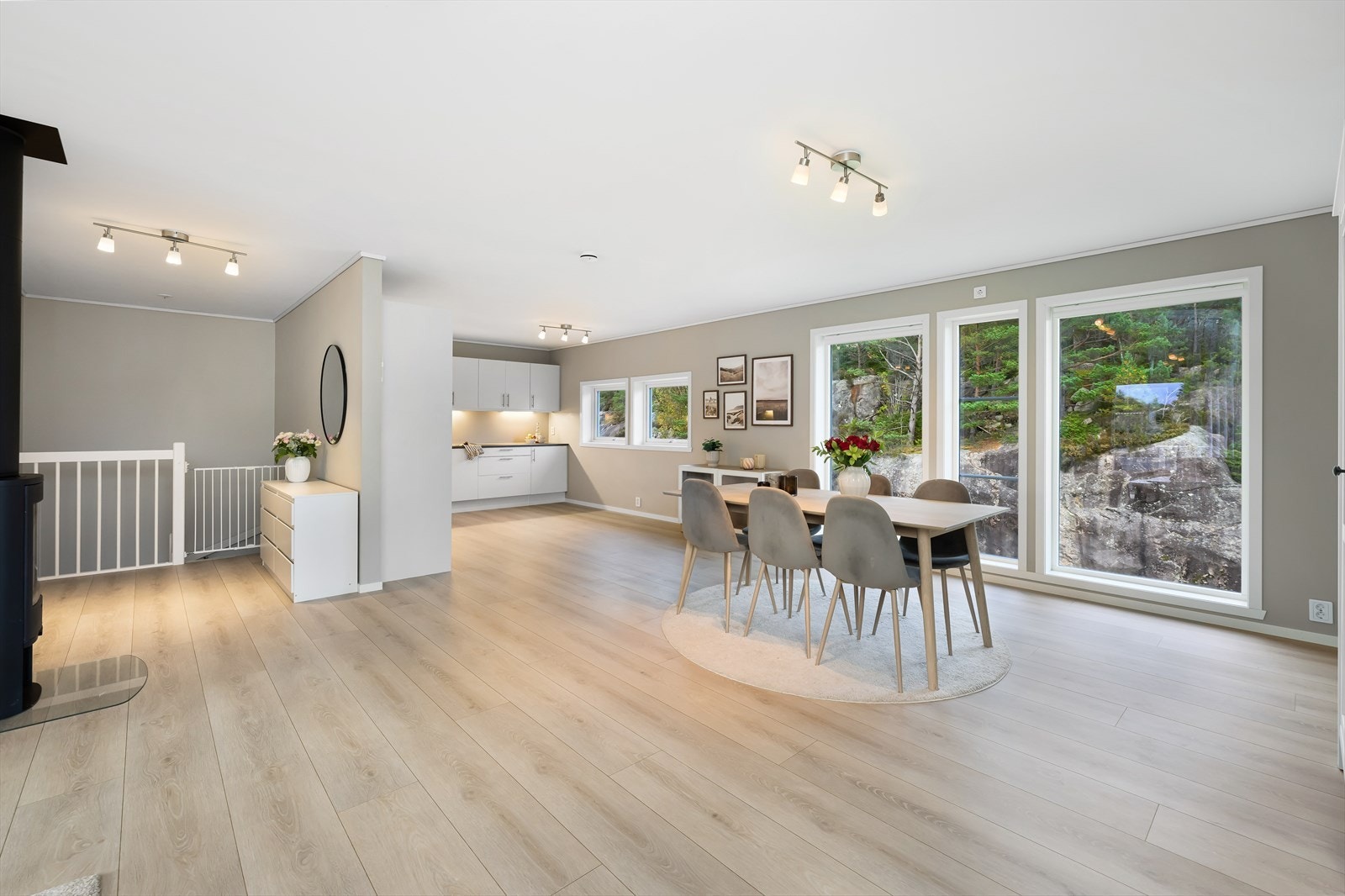 Oppvarmingen står en "luft-til-luft"-varmepumpe for, men det er også en rentbrennende peisovn om det skulle bli ekstra kaldt. Galleribilde