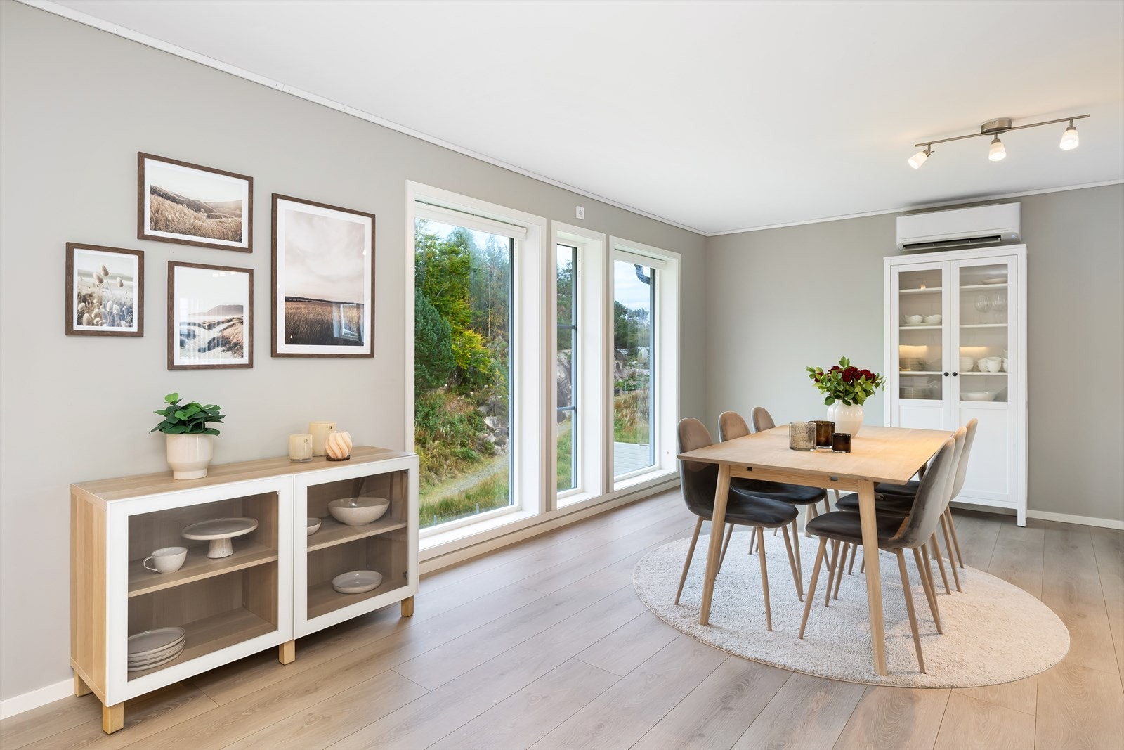 Spisestuen er en naturlig romdeler. Galleribilde