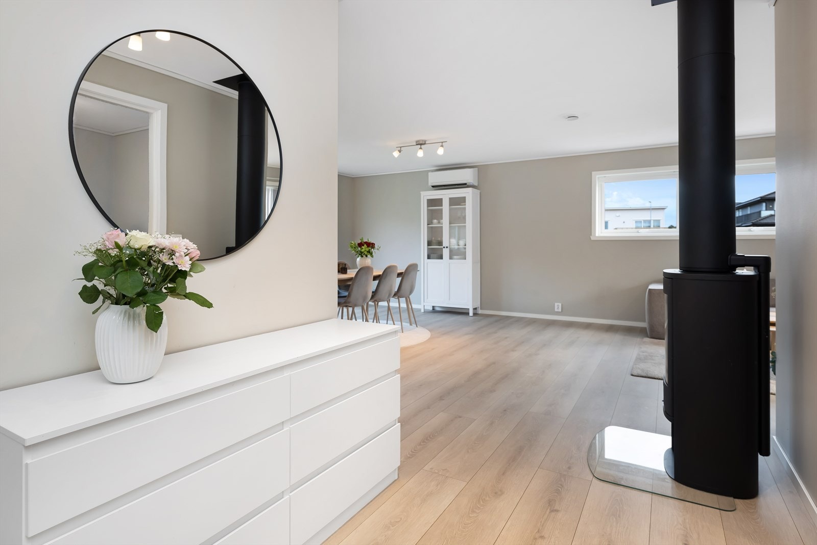 En liten "gang" i stuen gir plass til trapperommet til underetasjen samt skjermer for innsyn fra entreen. Galleribilde