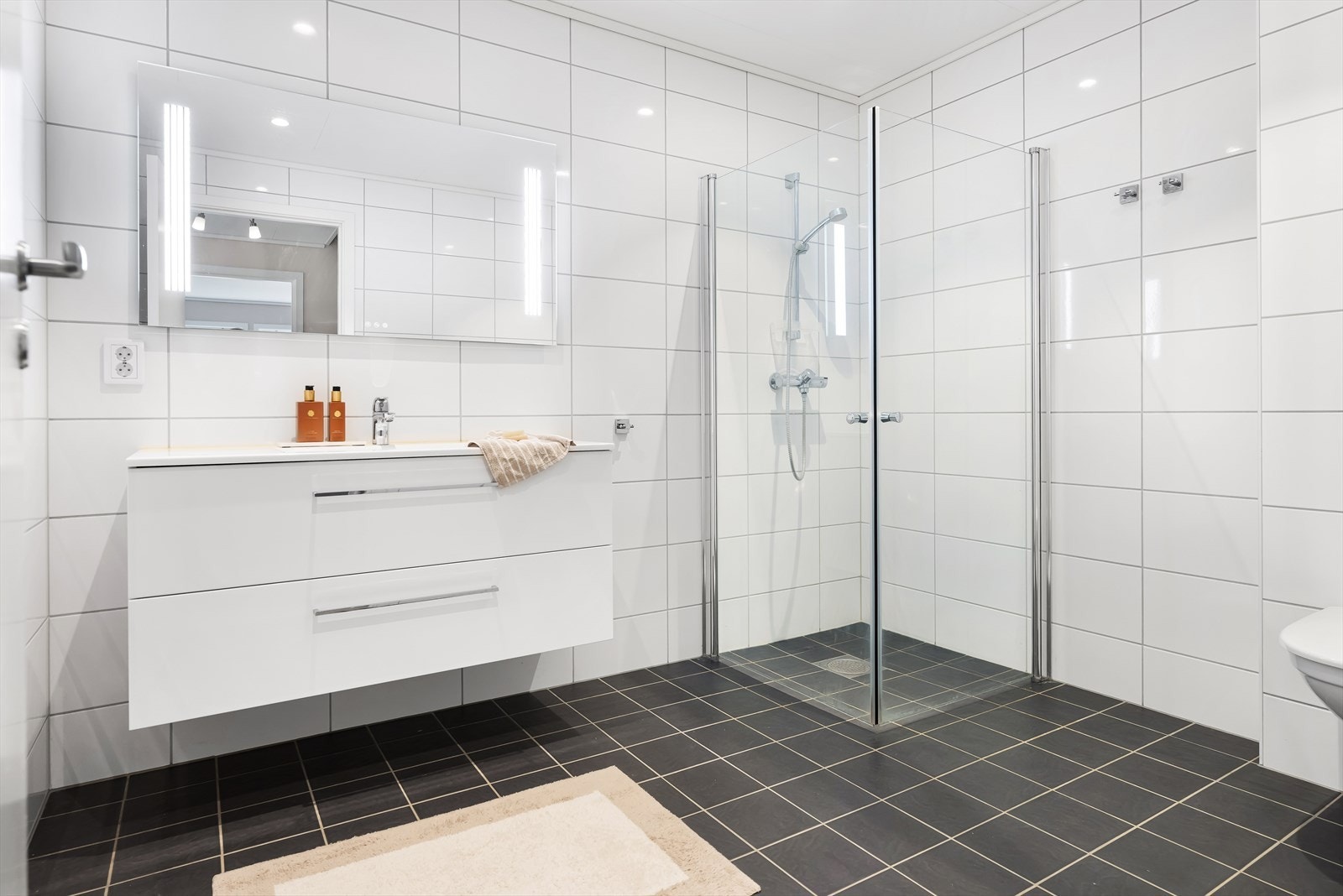 Etasjen har et herlig bad på nesten 7 kvm. Galleribilde