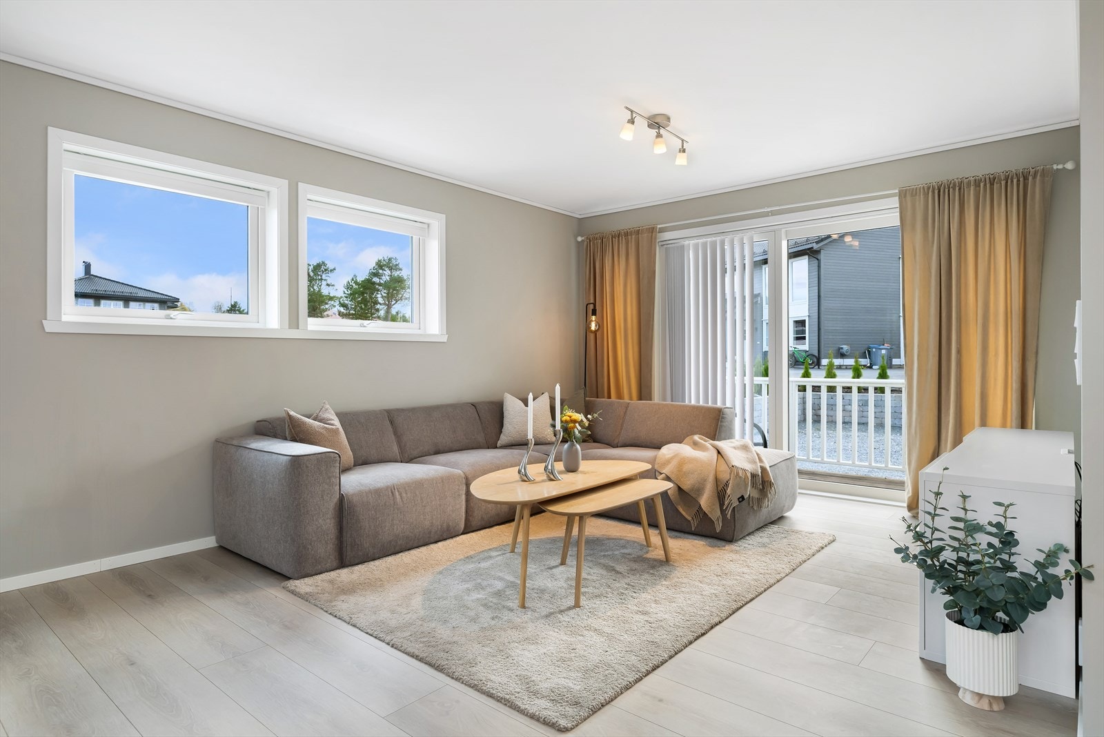 Det er åpen løsning mellom stue og kjøkken. Galleribilde