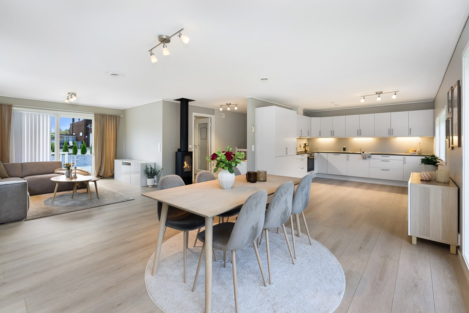 Stue/kjøkken er et herlig rom på 58,5 m². Galleribilde