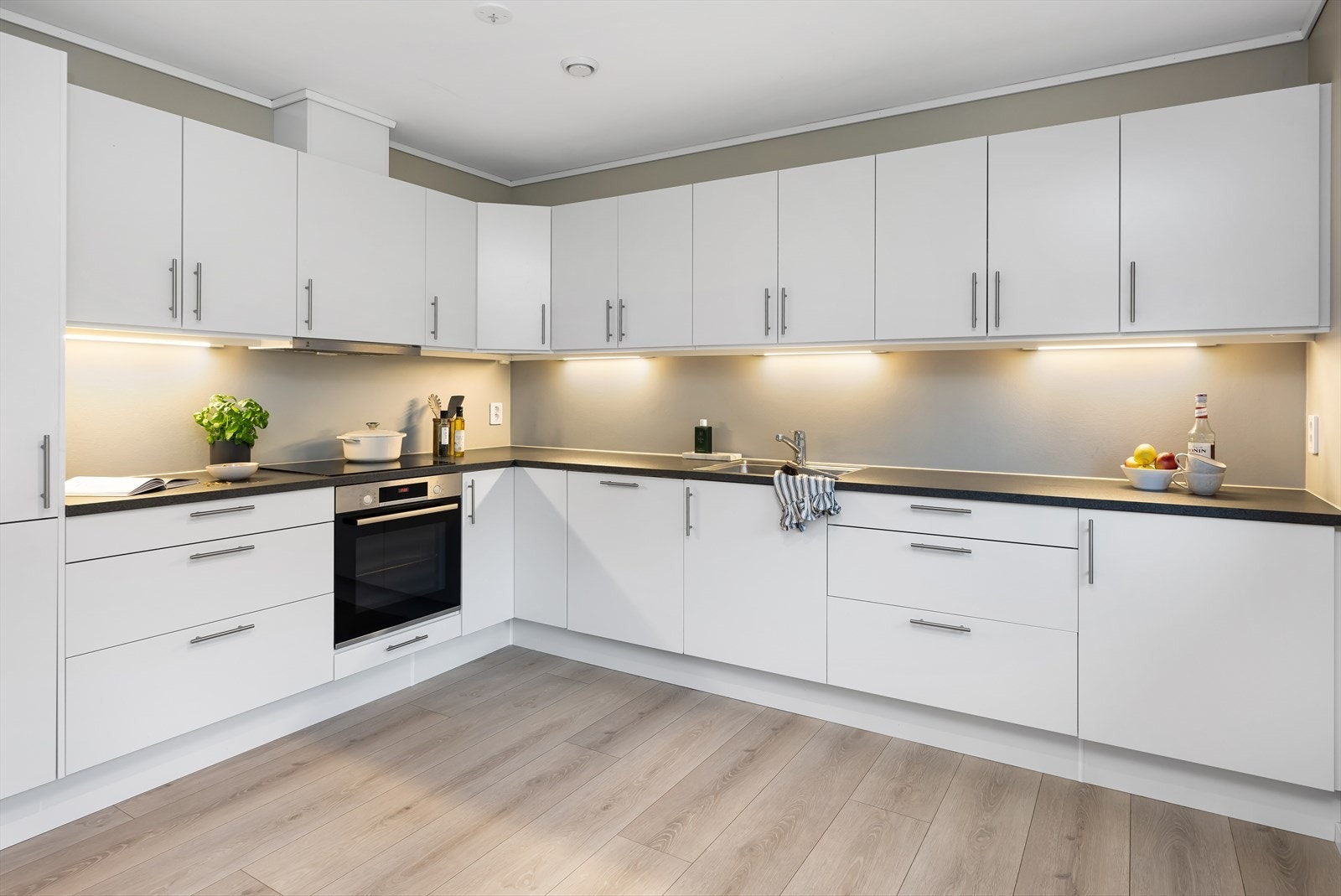 Innredningens fronter er lyse og slette. Galleribilde