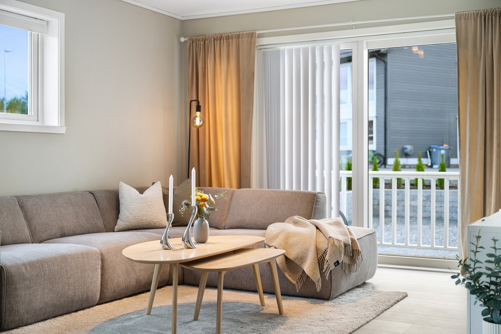 Fra stuen er det utgang til terrassen på vestsiden av bygget. Galleribilde