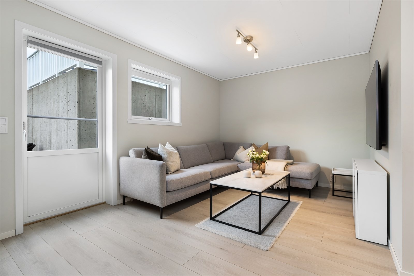 Utgang til terrassen og hagen fra kjellerstuen. Galleribilde