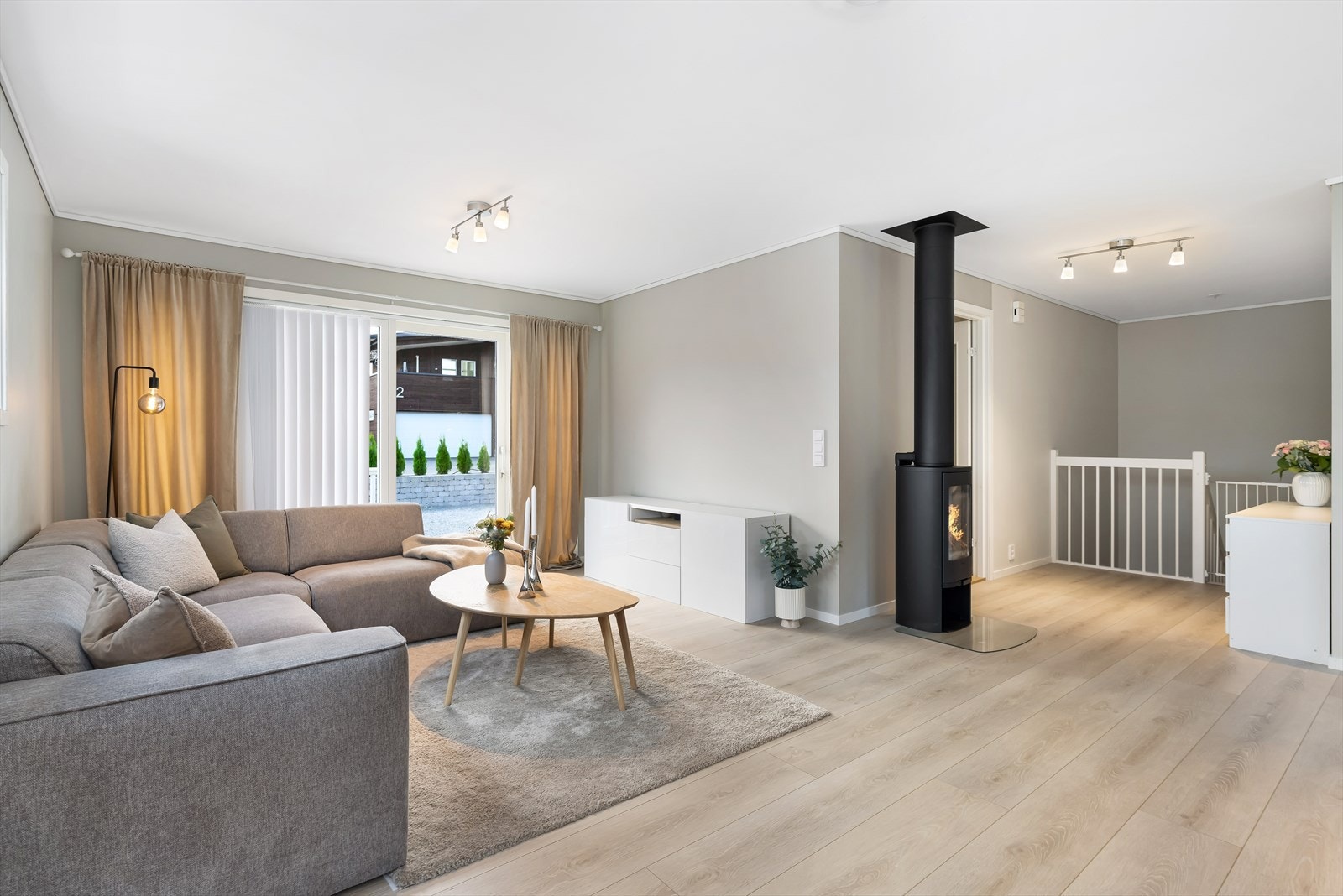 Store vinduer og godt med lysinnslipp. Galleribilde