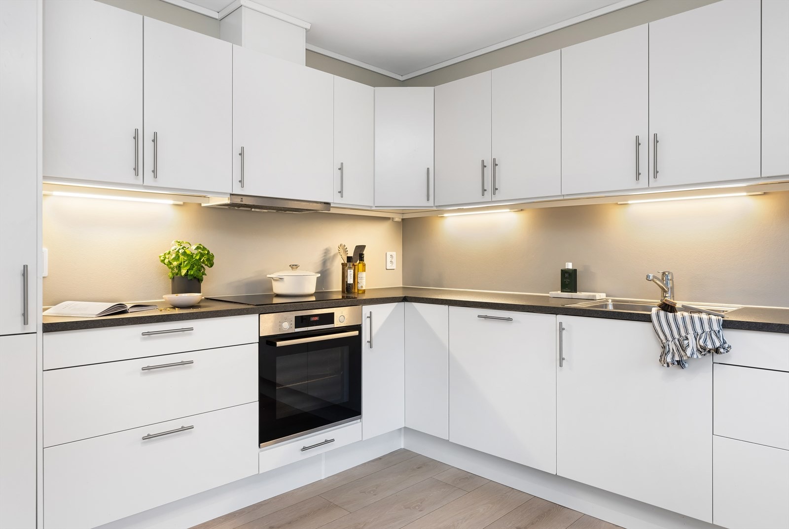 Benkeplaten er av laminat. Galleribilde