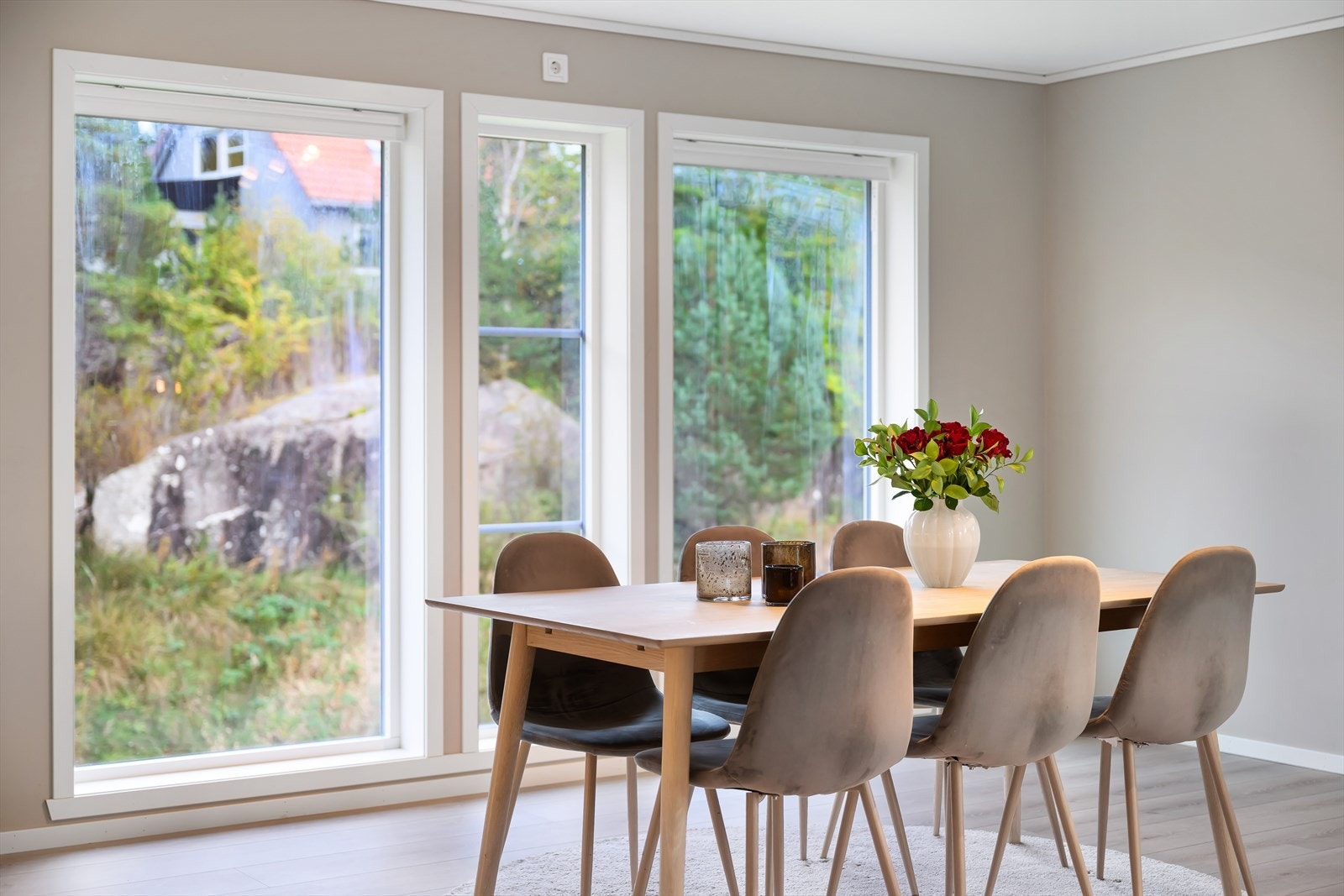 Store vinduer gir rikelig med naturlig lysinnslipp. Galleribilde