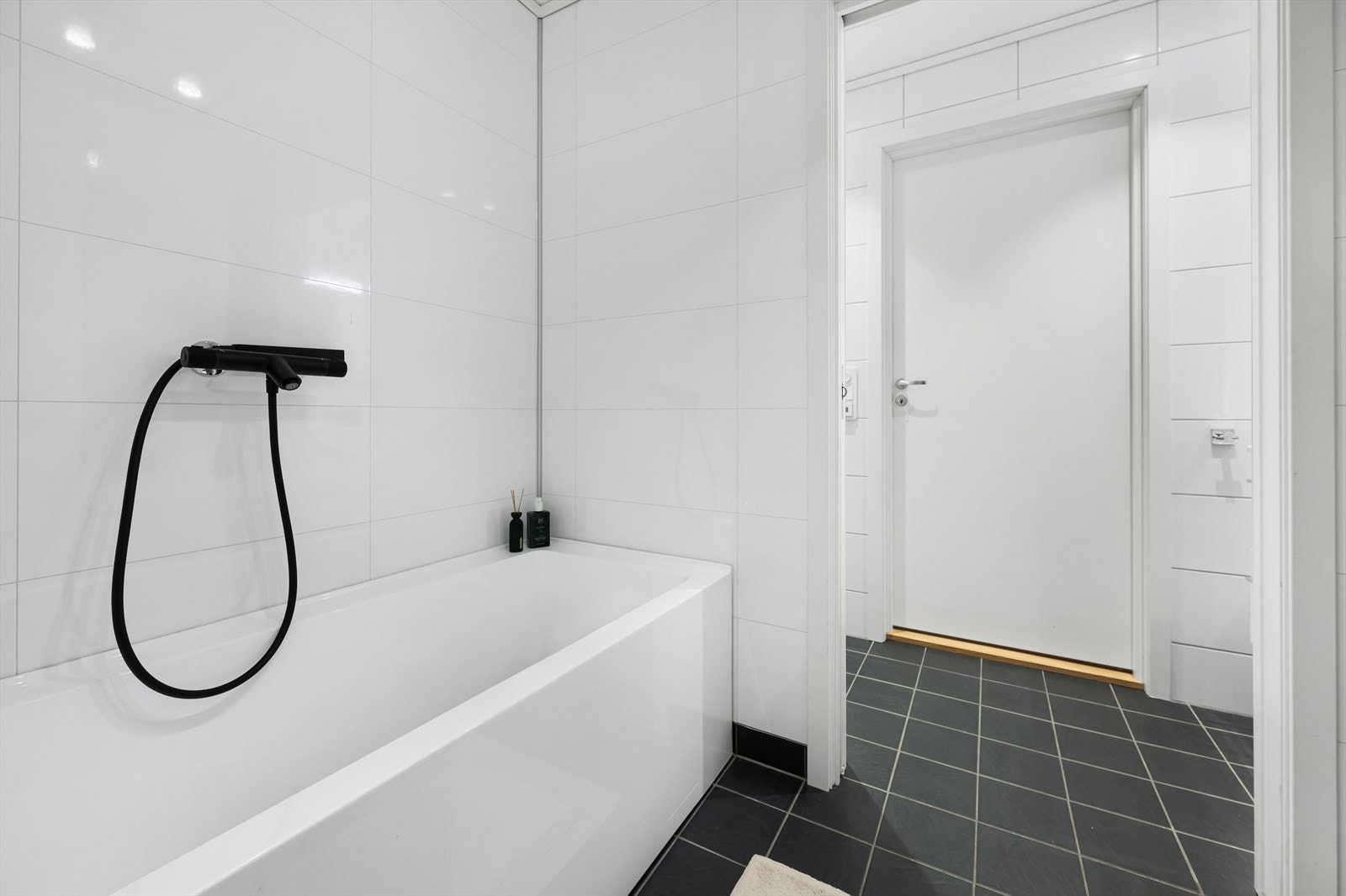 På "baddelen" er det badekar og godt med skap for oppbevaring. Galleribilde