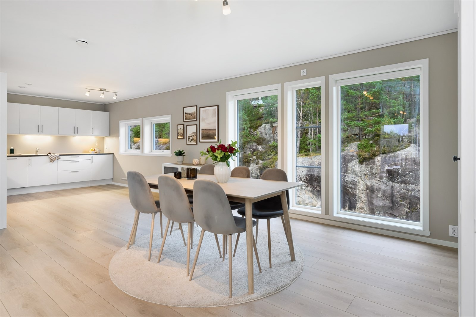 Om en ønsker et separat frokostbord på kjøkkenet er det god plass for dette ved kjøkkenvinduene. Galleribilde