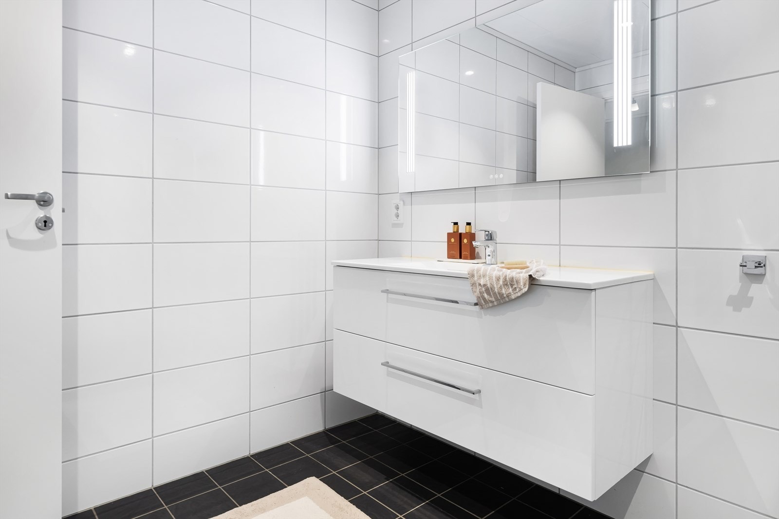 Baderomsinnredningen er av god størrelse med rikelig plass for oppbevaring i de store skuffene. Servanten er heldekkende. Galleribilde