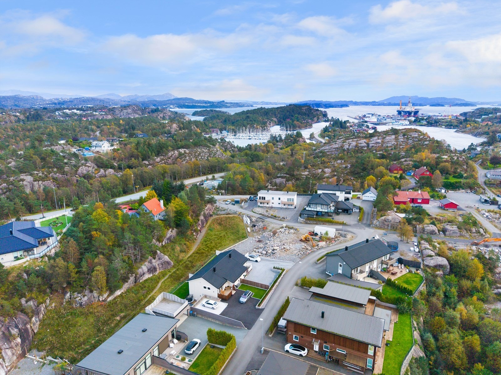 Sjøen er ikke langt unna. Hauglandsosen og Hjeltefjorden i bakgrunnen. Galleribilde