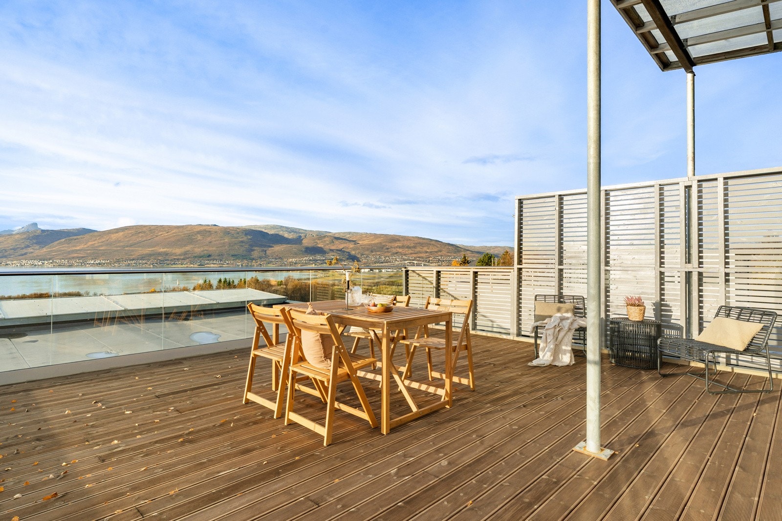 Fantastisk syd-vestvendt takterrasse på 35 kvm. Her kan sommerdagene nytes.