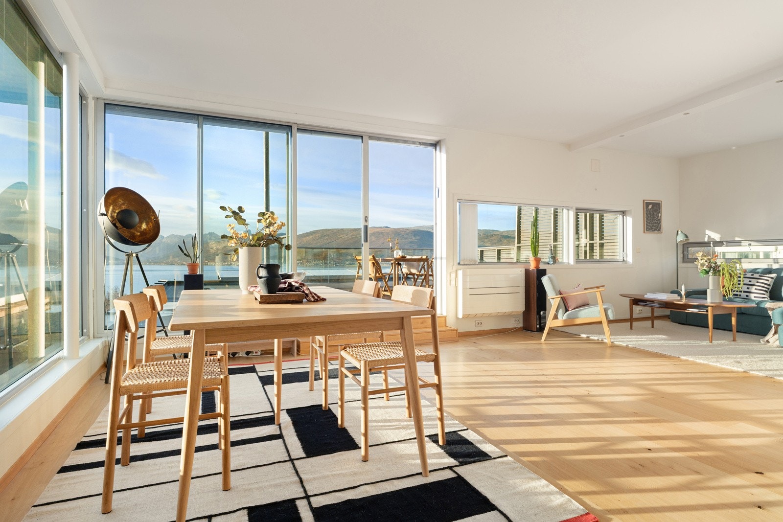 Romslig stue med flere innredningsmuligheter og naturlige soner.