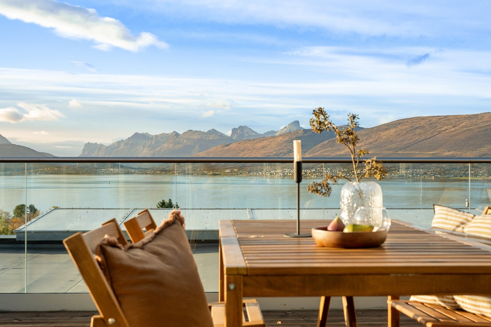 Stor takterrasse med panoramautsikt over Kvaløya, Grindøya og Sandøysundet.