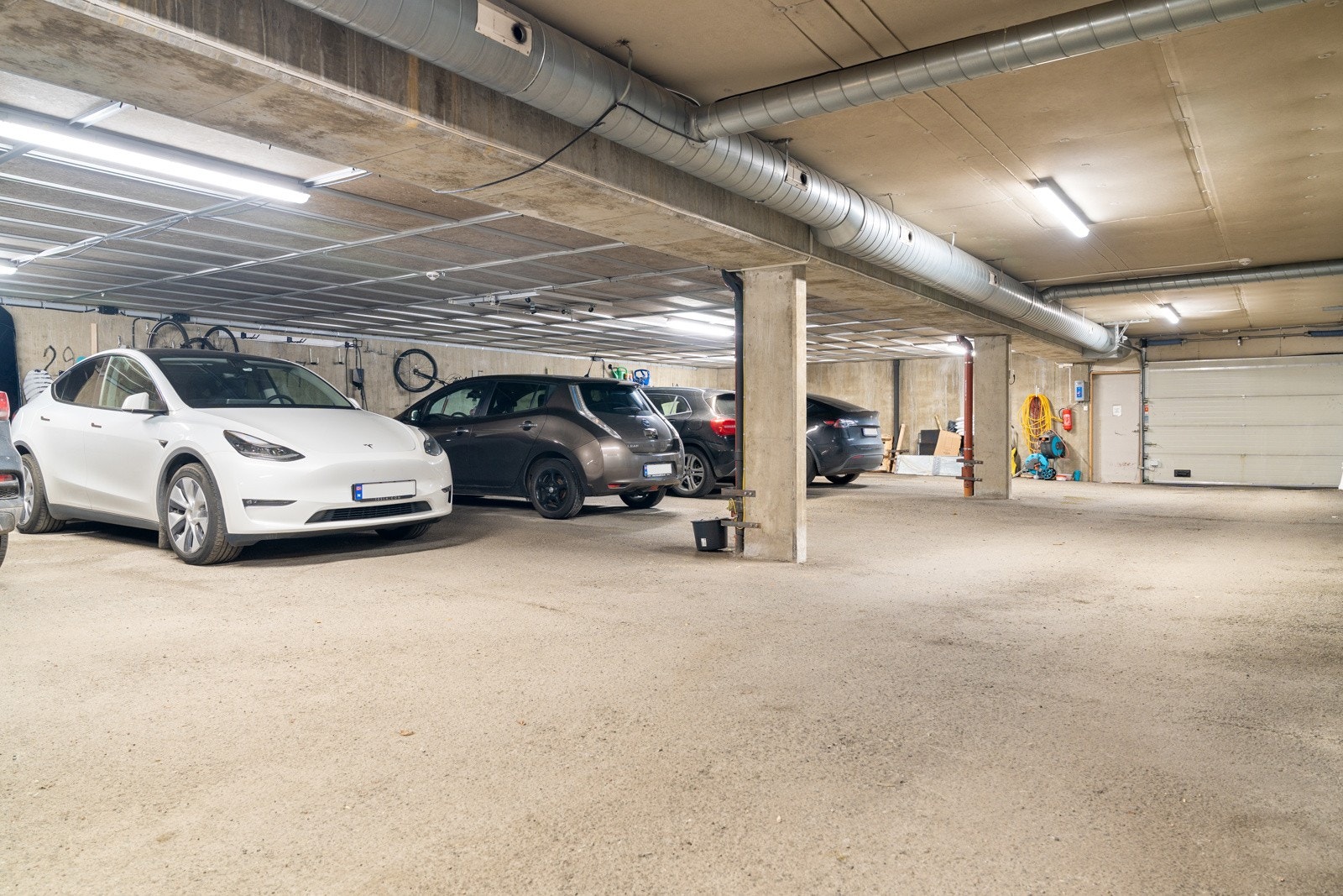 Parkeringsplass i felles garasjeanlegg, samt gjesteparkering på tomt.