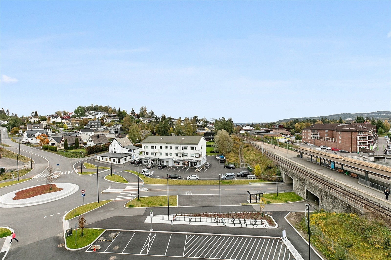 Fra balkongen har du flott utsikt, og togstasjonen ligger bare et steinkast unna - perfekt for deg som pendler eller ønsker enkel tilgang til kollektivtransport. Galleribilde