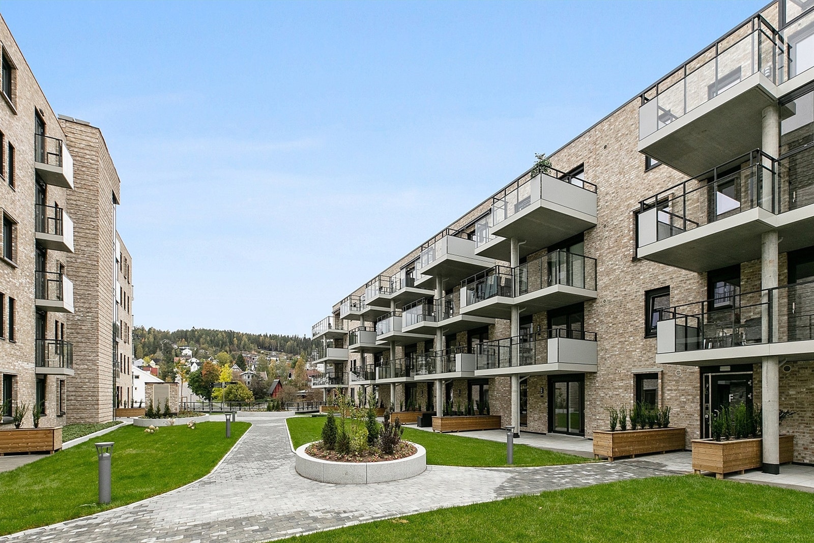 Sameiet har et pent opparbeidet uteareal ved inngangen til leiligheten, som gir en hyggelig og velholdt ramme rundt boligen. Galleribilde