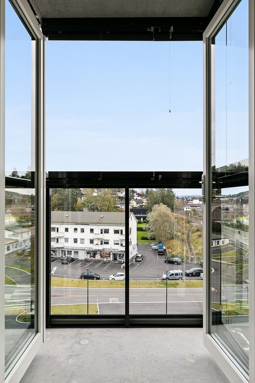 En innglasset, liten og hyggelig balkong som gir en lun uteplass uansett vær. Galleribilde