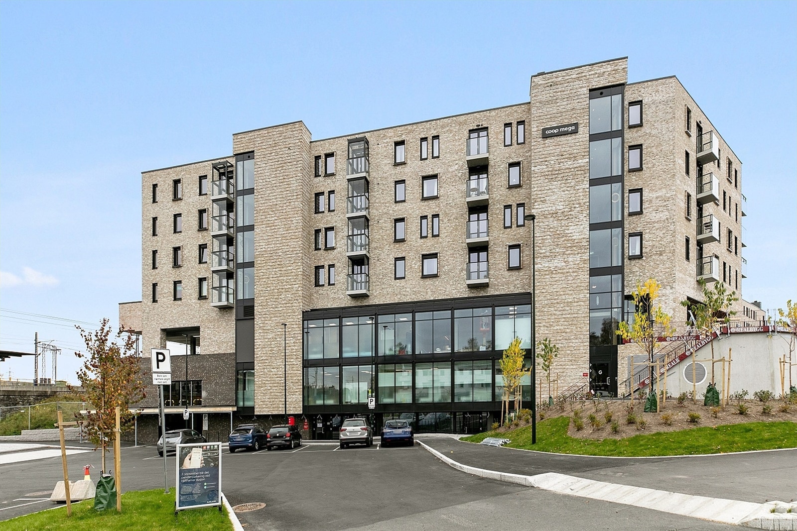 Leiligheten ligger i 3. etasje i en pen og moderne bygning med fasade i stein. Galleribilde