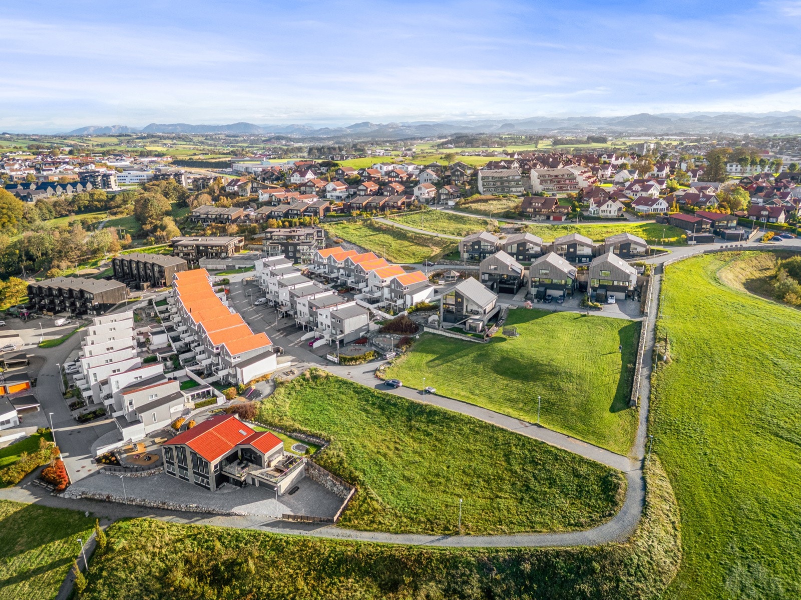 Bolig med to boenheter skal ha 2+2 biloppstillingsplasser, der minimum 1 skal plasseres innenfor areal avsatt til carport/garasje. Galleribilde