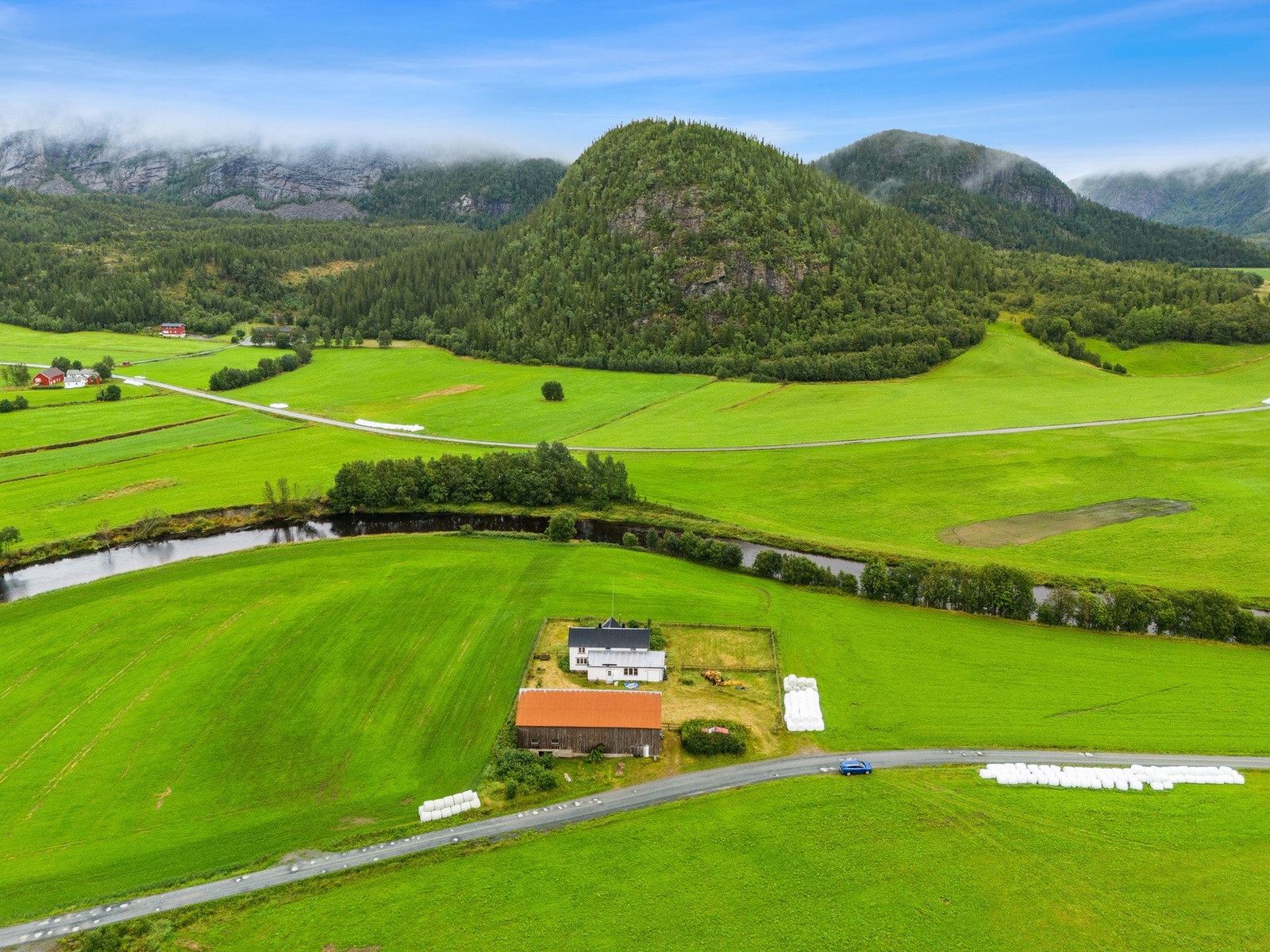 Innholdsrik bolig med integrert garasje i tillegg til en romslig låve i to etasjer med mange bruksmuligheter Galleribilde
