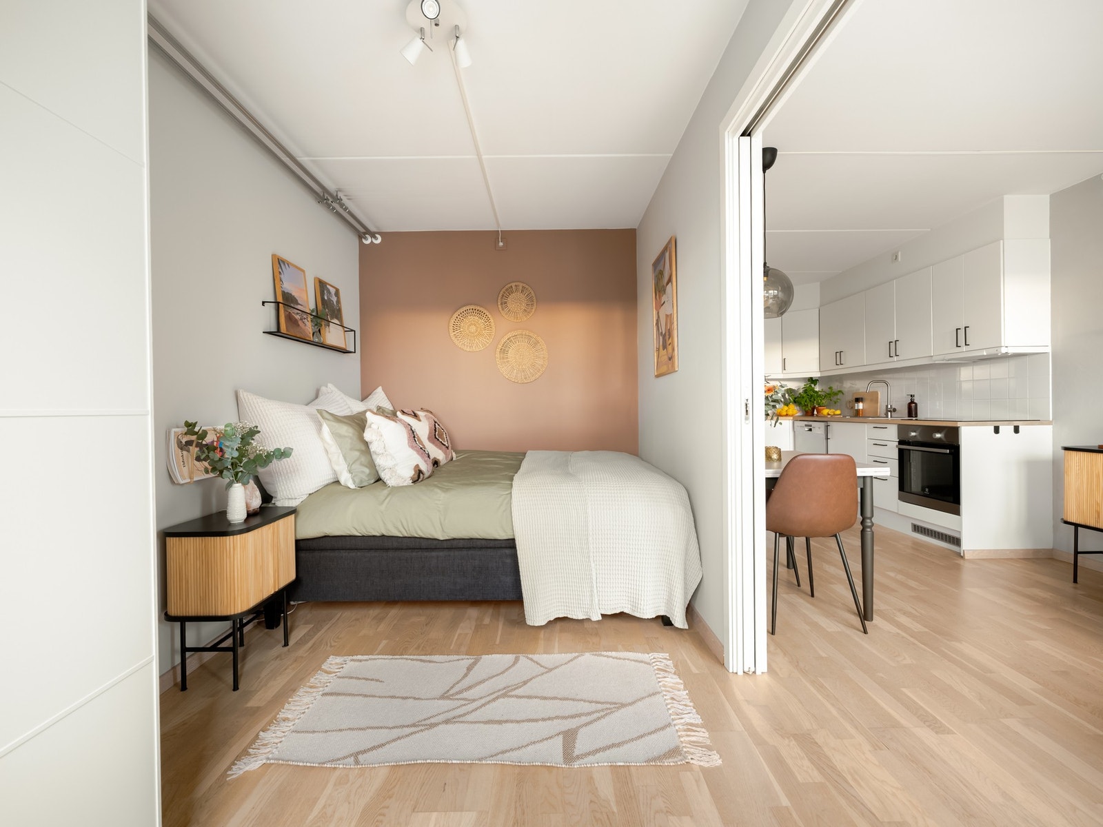 Soverommet er stort og deilig med god plass til dobbeltseng med nattbord. Galleribilde