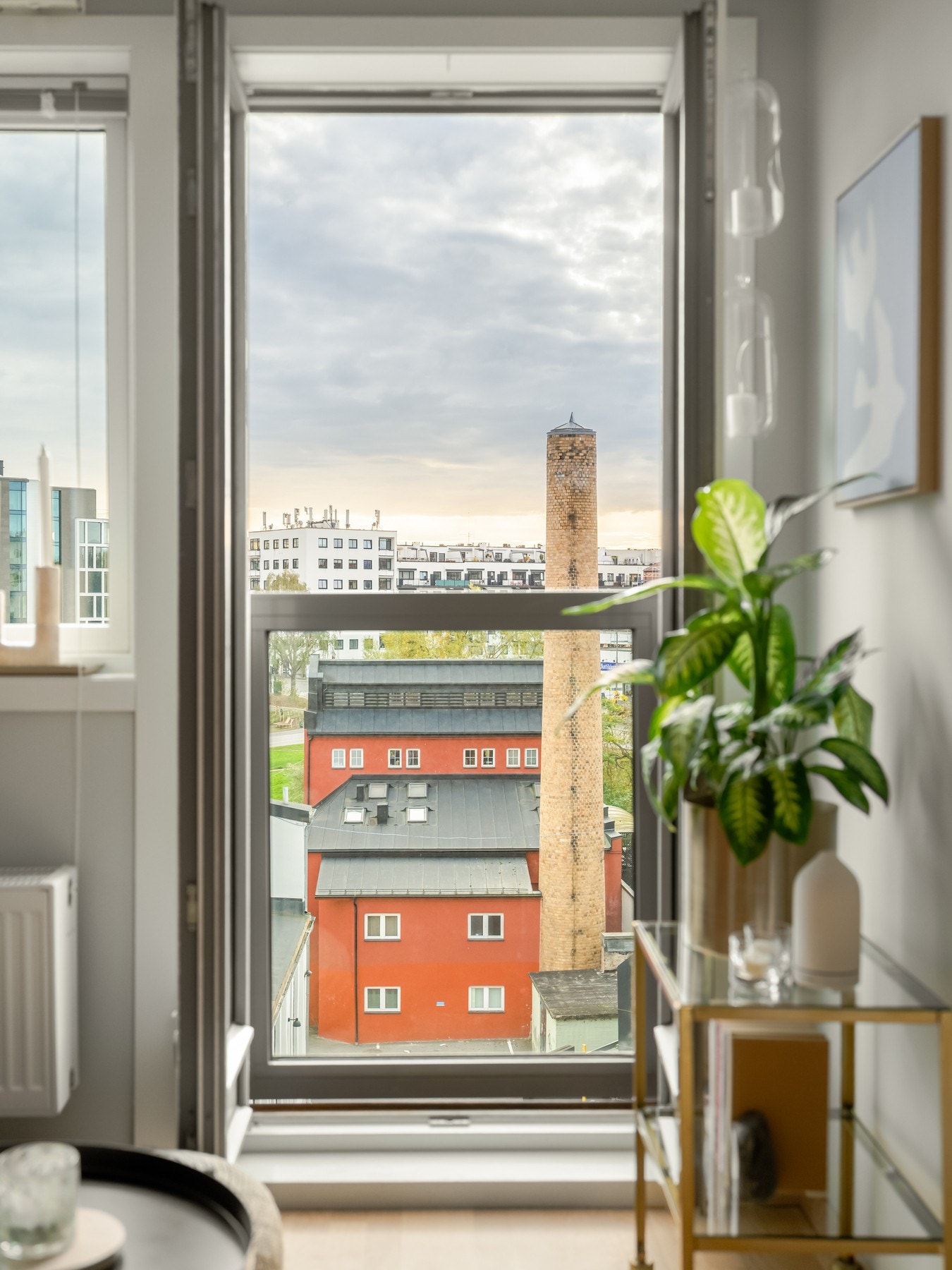Dørene kan åpnes mot den franske balkongen. Her er det knapt noe innsyn - kun fra kontorbygget ved siden av. Galleribilde