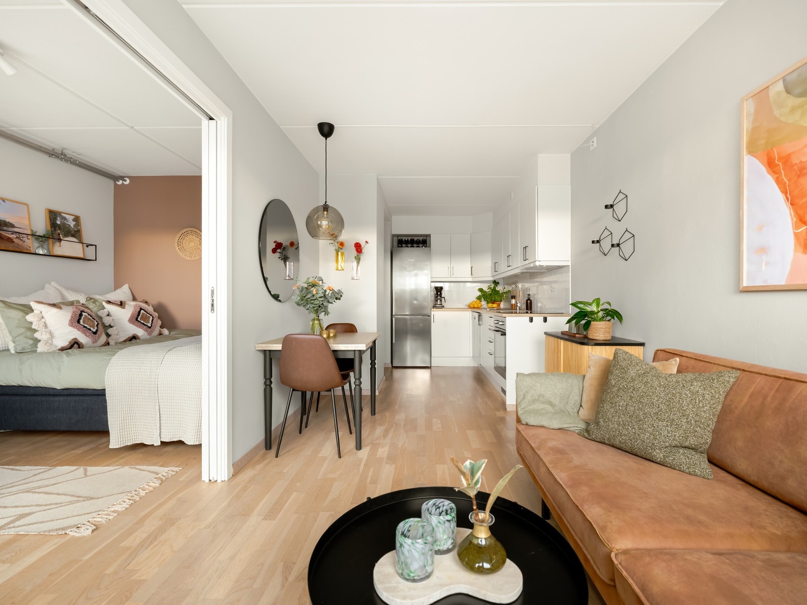 Fra soverommet går vi gjennom stue og kjøkken ut mot gangen. Galleribilde