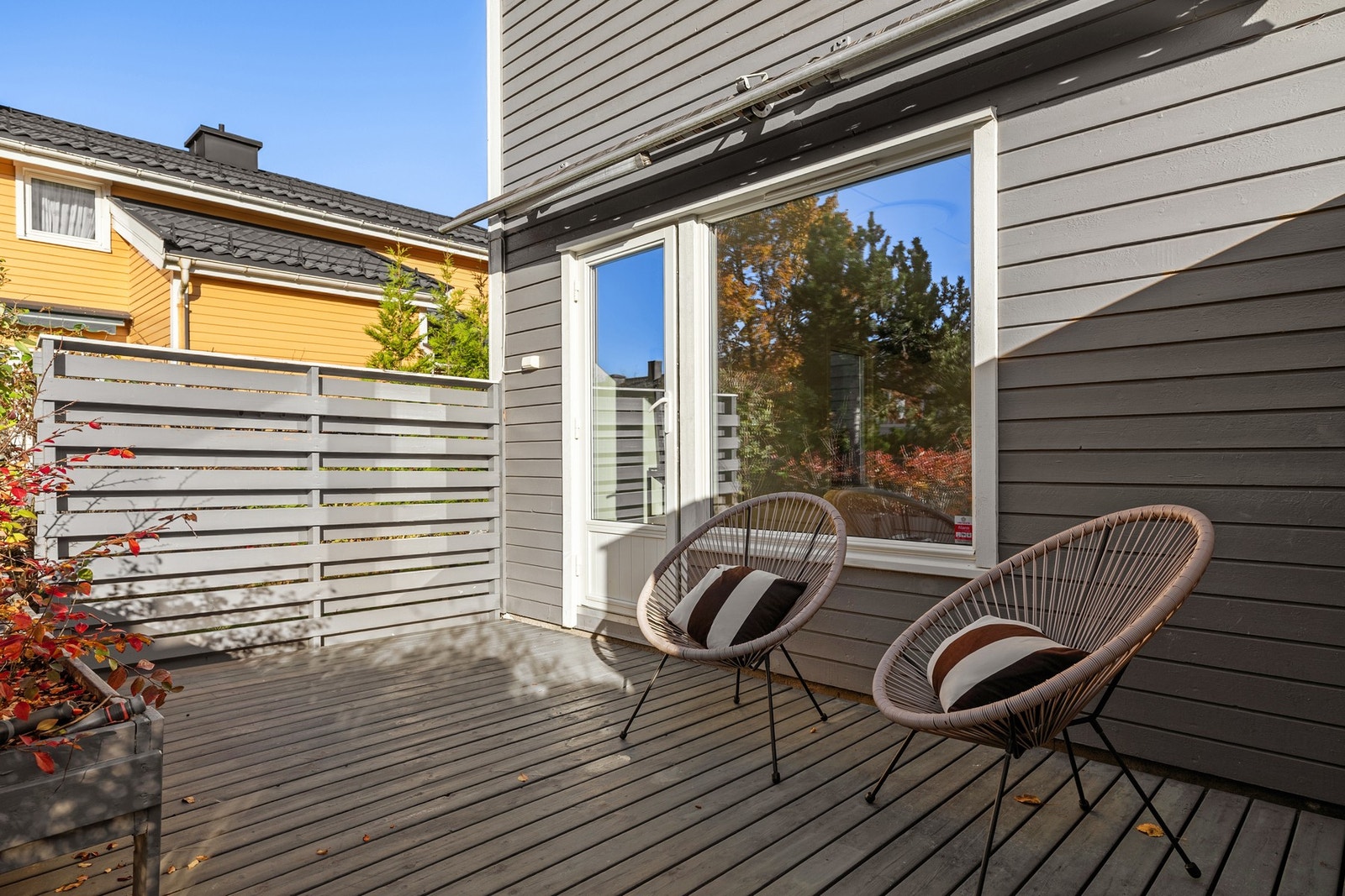 Terrassen er utstyrt med stikkontakt og det er tillatt å grille med elektrisk- eller gassgrill Galleribilde