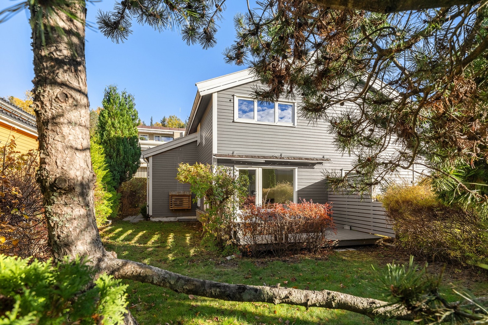 Dette er en innbydende og gjennomført tomannsbolig i et stille, grønt og barnevennlig område Galleribilde