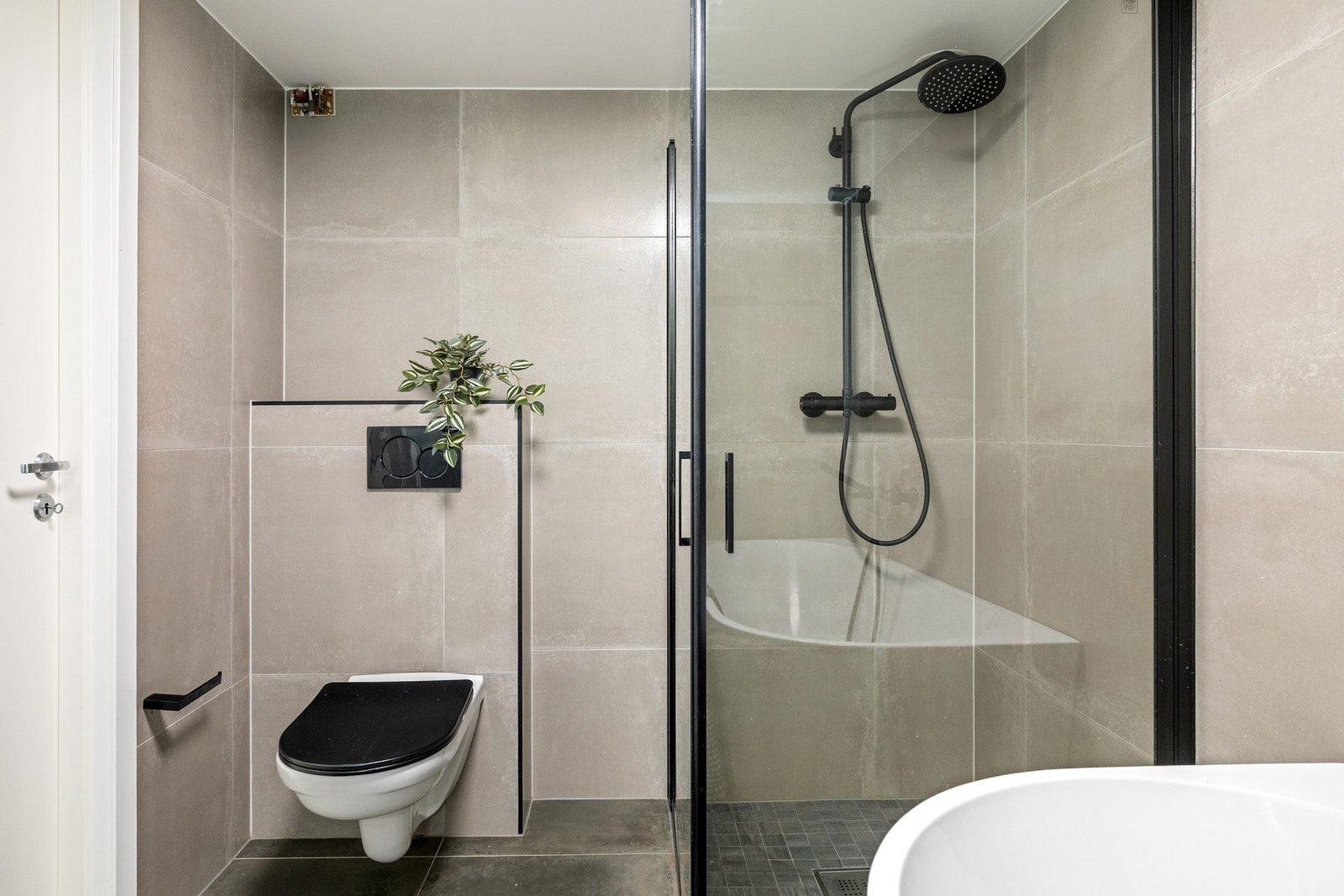 Baderommet er totalrenovert i 2021 og utstyrt med varmekabler Galleribilde