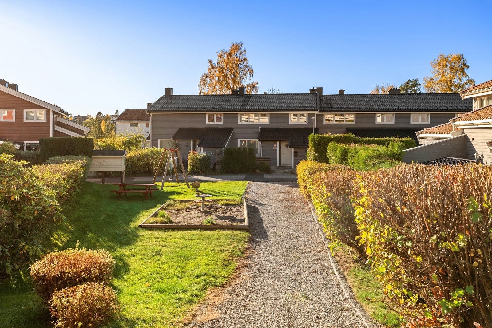 Nabolaget er pent opparbeidet med koselige plasser hvor man kan samles med barna Galleribilde