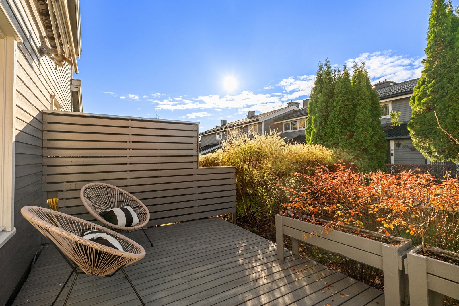 "Her kan du nyte en herlig ettermiddag med hyggelige naboer og ungene lekende i hagen" Galleribilde