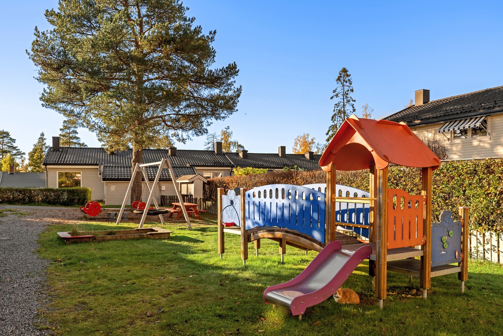 Tomta grenser også til marka og det er gode turmuligheter for den turglade! Vi anbefaler turen til Branntårnet på Grønliåsen med enkel sti å følge fra dette området Galleribilde