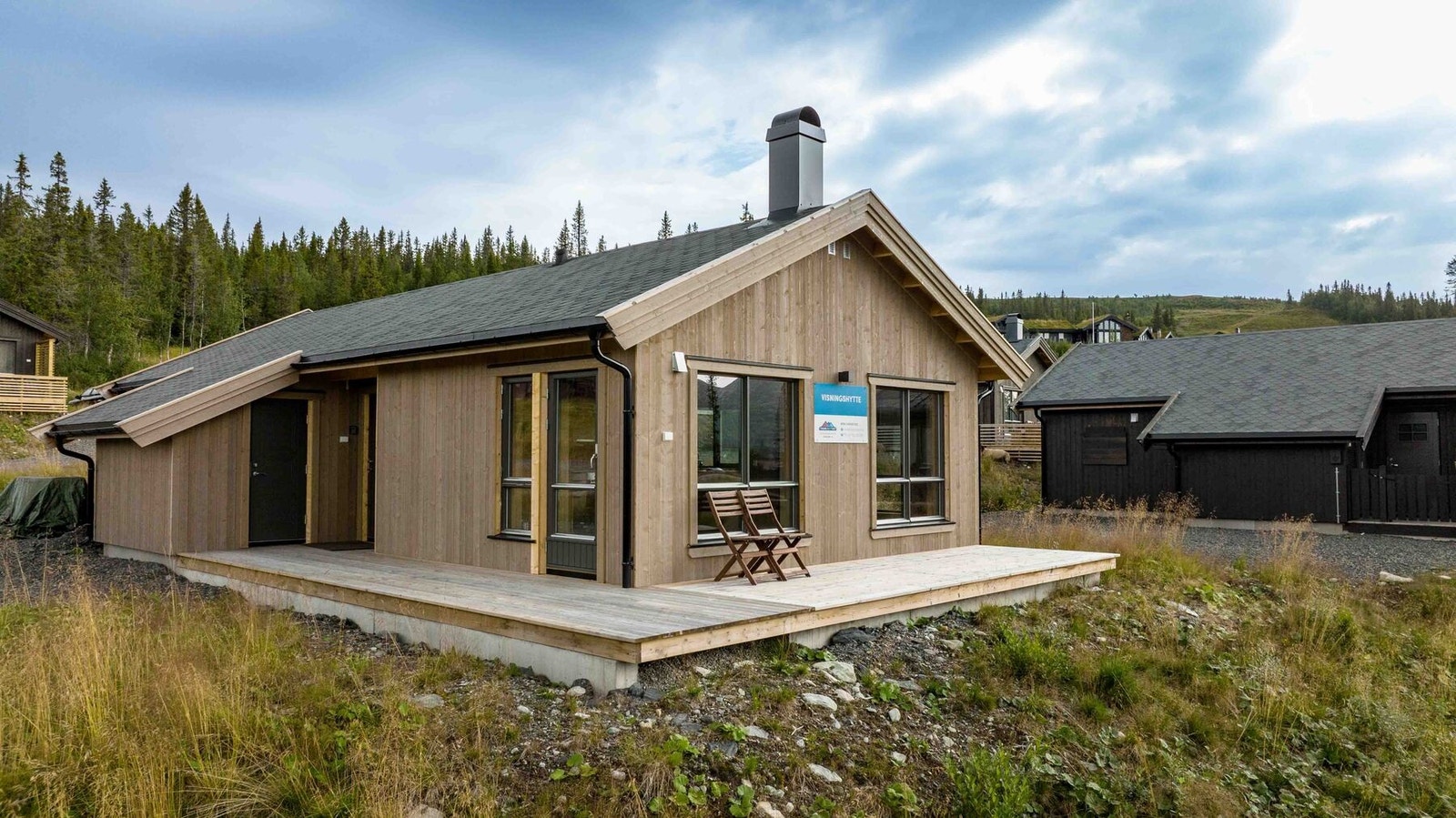 Bilde fra nabohytten som er lik og som er bygget og overlevert til lykkelige kjøpere. Galleribilde