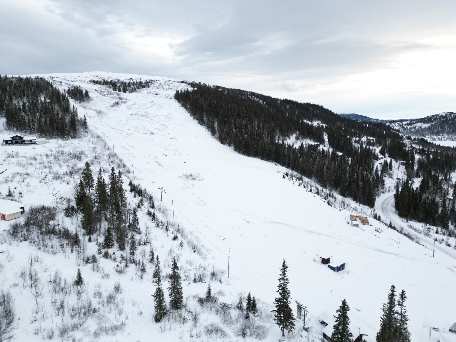 Hytten ligger tett på slalombakken på Spåtind, den blir åpnet med ny heis i 2026 ifølge eierne av hotellet. Galleribilde